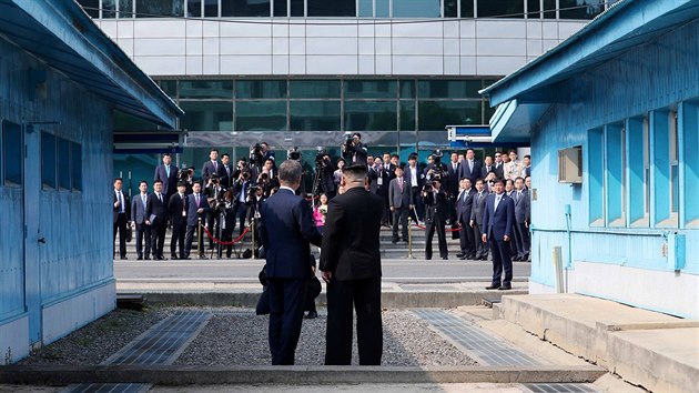 Severokorejsk vdce Kim ong-un a jihokorejsk prezident Mun e-in v Pchanmundomu zahjili historick summit zem, kter jsou de facto stle ve vlenm stavu (27. dubna 2018).