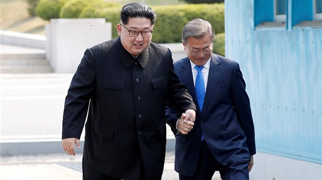Severokorejsk vdce Kim ong-un a jihokorejsk prezident Mun e-in v Pchanmundomu zahjili historick summit zem, kter jsou de facto stle ve vlenm stavu (27. dubna 2018).