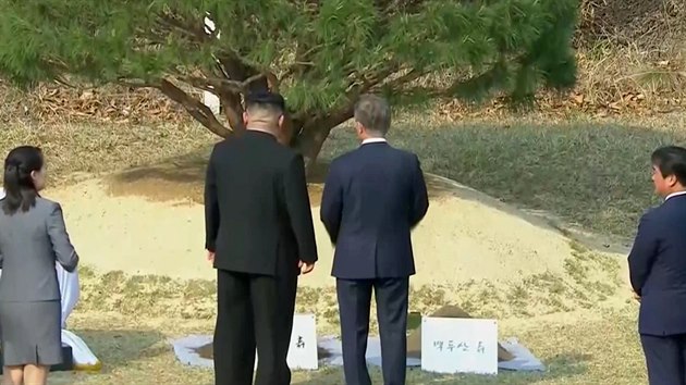 Jihokorejsk prezident Mun e-in a severokorejsk vdce Kim ong-un v hranin vesnici Pchanmundom spolen zasadili strom (27. dubna 2018)