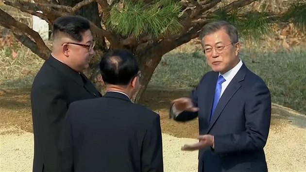 Jihokorejsk prezident Mun e-in a severokorejsk vdce Kim ong-un v hranin vesnici Pchanmundom spolen zasadili strom (27. dubna 2018)