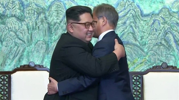 Severokorejsk vdce Kim ong-un (vlevo) a jihokorejsk prezident Mun e-in podepsali deklaraci, v n se dohodli na naprostm jadernm odzbrojen Korejskho poloostrova (27. dubna 2018).