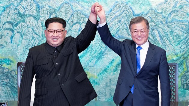 Severokorejský vůdce Kim Čong-un (vlevo) a jihokorejský prezident Mun Če-in podepsali deklaraci, v níž se dohodli na naprostém jaderném odzbrojení Korejského poloostrova (27. dubna 2018).