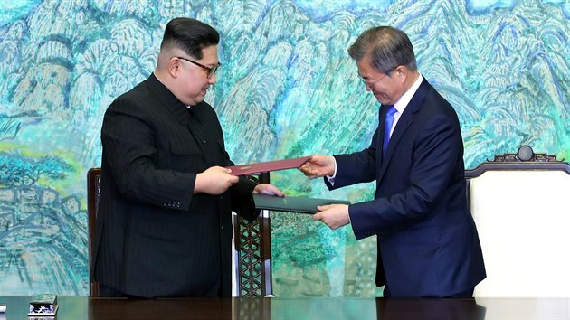 Severokorejský vůdce Kim Čong-un a jihokorejský prezident Mun Če-in podepsali deklaraci, v níž se dohodli na naprostém jaderném odzbrojení Korejského poloostrova (27. dubna 2018).