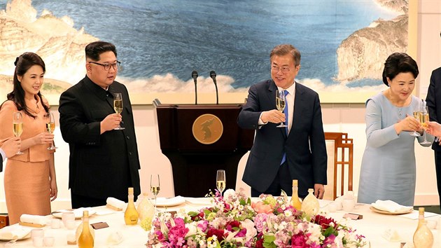 Ppitek pi oficiln veei severokorejskho vdce Kim ong-una a jihokorejskho prezidenta Muna e-ina (27. dubna 2018).
