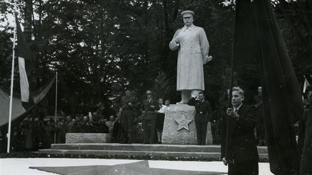Monumentln socha Josifa Vissarionovie Stalina v Jin byla odhalena 21. 9. 1952 a stla na sv mst pouhch osm let.