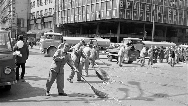 Metai uklzej odpadky za odchzejcmi astnky prvomjovho prvodu na Nrodn td v Praze. (1. kvtna 1968)