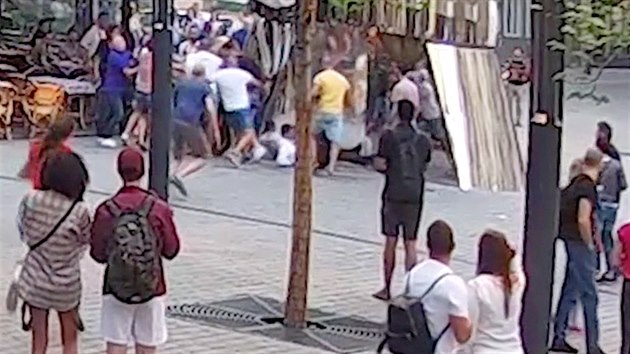 Útok skupiny nizozemských turistů na číšníka v centru Prahy.