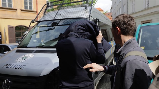 Detektivové Národní centrály proti organizovanému zločinu v úterý ráno zadrželi několik lidí spojených se společností ČKD Praha DIZ. (24. dubna 2018)