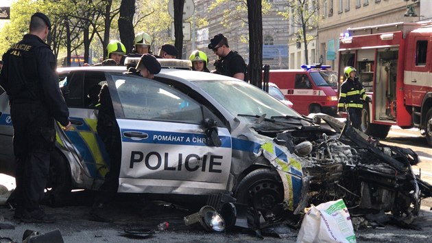 Nehoda policejnho auta v prask Jen ulici (28. dubna 2018)