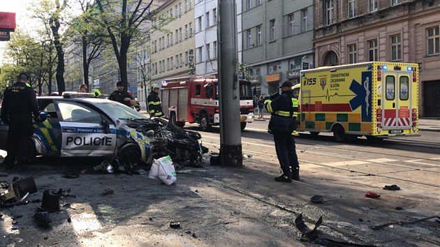 Nehoda policejnho auta v prask Jen ulici (28. dubna 2018)