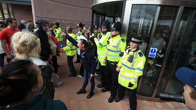 Protestující před nemocnicí v Liverpoolu