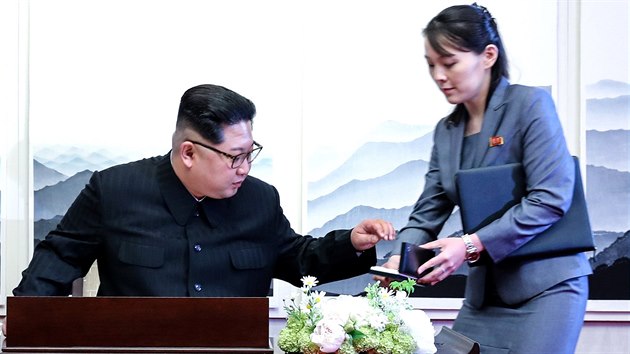 Severokorejský vůdce Kim Čong-un a jeho sestra Kim Jo-čong v Pchanmundžomu