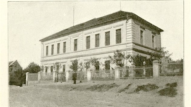 Obecn kola ve Stranicch, postaven v roce 1878, foto J. ervenka, 1899, reprofoto