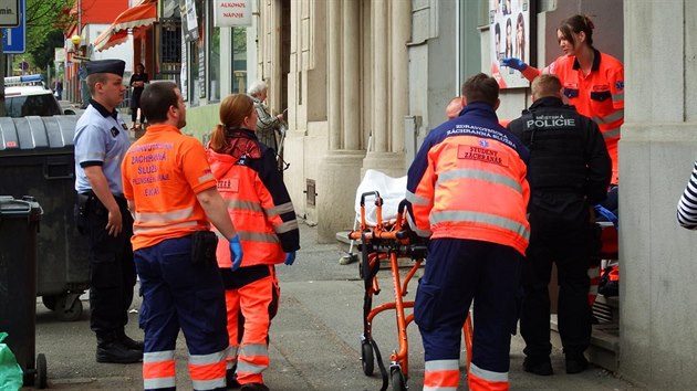 Z opravovaného domu v Plzni spadla část okna na chodník, záchranáři jednu chodkyni odvezli do nemocnice. (23. dubna 2018)
