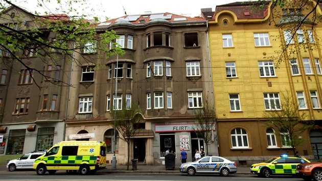 Z opravovanho domu v Plzni spadla st okna na chodnk, zchrani jednu chodkyni odvezli do nemocnice. (23. dubna 2018)