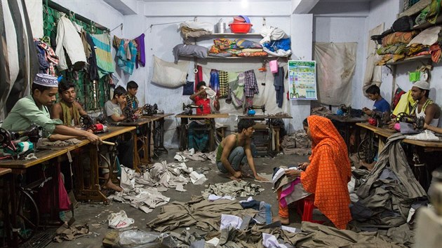 Pro někoho nepředstavitelné pracovní podmínky, pro jiného standard. Jedna z textilních dílen v Bangladéši.