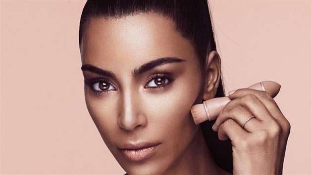 Ikonický look Kim Kardashianové. Sjednocená plet, kouřové stíny, lesklé rty a vykonturované tvář.