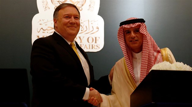 Americký ministr zahraničí Mike Pompeo navštívil Saúdskou Arábii. Na snímku se svým saúdským protějškem Ádilem Džubajrem. (29. dubna 2018)