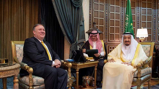 Americký ministr zahraničí Mike Pompeo se v Saúdské Arábii sešel s králem Salmánem bin Abd al-Azízem (vpravo, 29. dubna 2018)