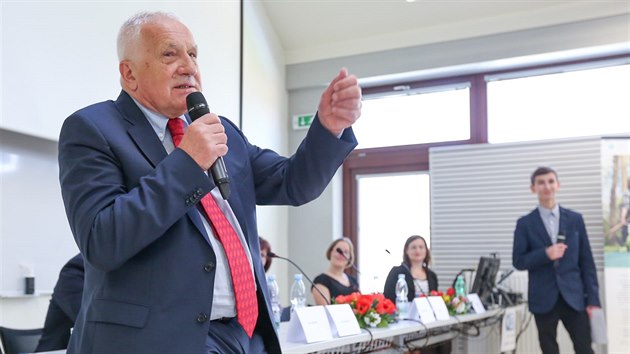 Bývalý prezident Václav Klaus navštívil ZŠ a Gymnázium ve Vodňanech.