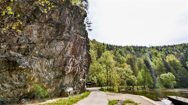 Z Barevné skály, která se tyčí u jezu na Vltavě poblíž Českého Krumlova, se může odlomit tisícitunový blok.