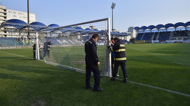 Zpas Mlad Boleslav - Zln byl z technickch dvodu peruen. Brank Zlna Zdenk Zlmal pokodil brankovou konstrukci.