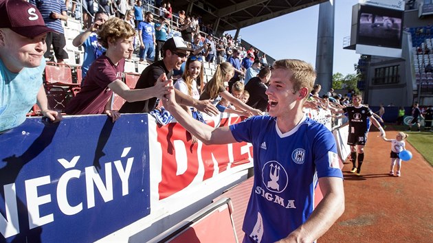 Jakub Plek z Olomouce slav s fanouky vtzstv nad Bankem Ostrava.