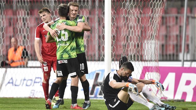 Plzeňský Aleš Čermák a jeho spoluhráč Jan Kopic se radují z gólu do sítě Brna.