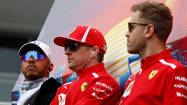 Lewis Hamilton (zleva), Kimi Rikknen a Sebastian Vettel ped startem Velk ceny zerbjdnu.