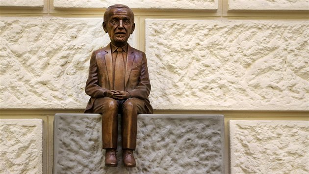 V atriu Fakulty sociálních studií Masarykovy univerzity v Brně odhalili sochu zakladatele fakulty a významného sociologa Iva Možného.