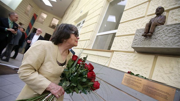 V atriu Fakulty sociálních studií Masarykovy univerzity v Brně odhalili sochu zakladatele fakulty a významného sociologa Iva Možného. Na snímku jeho manželka Lenka.