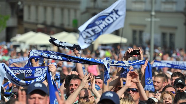 Hokejist brnnsk Komety slavili se svmi fanouky na Zelnm trhu obhajobu mistrovskho titulu.