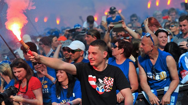 Hokejist brnnsk Komety slavili se svmi fanouky na Zelnm trhu obhajobu mistrovskho titulu.