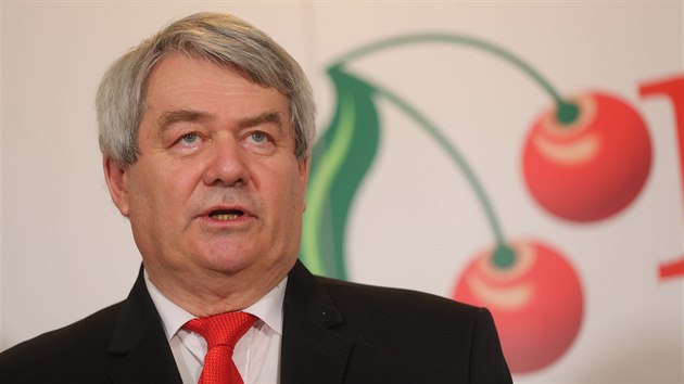 Vojtch Filip si udrel post pedsedy strany, ve druhm kole volby porazil Josefa Sklu. (21. dubna 2018)