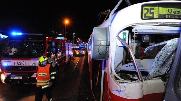 Po srce dvou tramvaj v Praze museli hasii vyprostit idii (20. dubna 2018).
