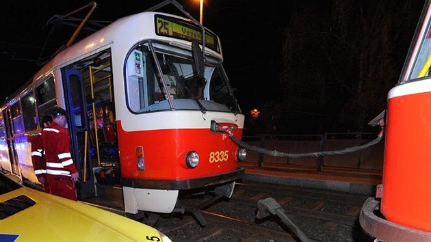 Po srce dvou tramvaj v Praze museli hasii vyprostit idii (20. dubna 2018).