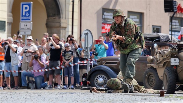 Komentovan bitva pipomnla na chebskm nmst vlen udlosti, kterm oblast prola v dubnu 1945 (21. dubna 2018).