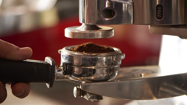 Mletá káva v páce kávovaru. Jakmile se z ní pod tlakem  připraví voňavý nápoj, končí v odpadu.