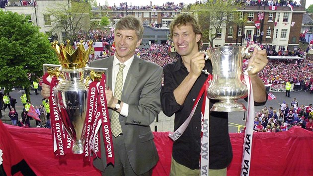 DOUBLE Trenér Arsene Wenger a kapitán Tony Adams pózují s trofejemi za titul v Premier League a vítězství v Anglickém poháru v létě 2002.