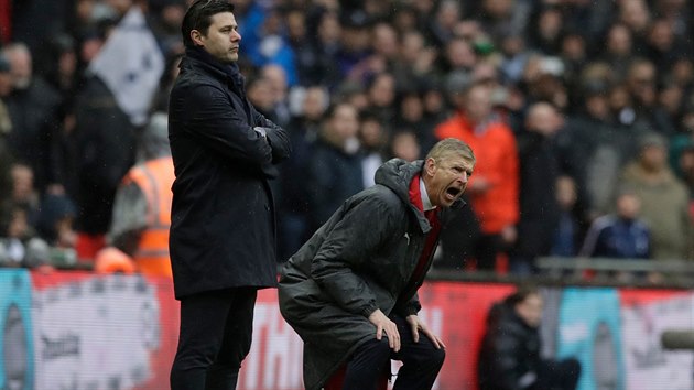 RIVALOVÉ Arsene Wenger (vpravo), trenér Arsenalu, se na jaře 2018 rozčiluje během utkání proti Tottenhamu, jehož kouč Mauricio Pochettino sleduje dvou nesmiřitelných londýnských soupeřů v klidu.