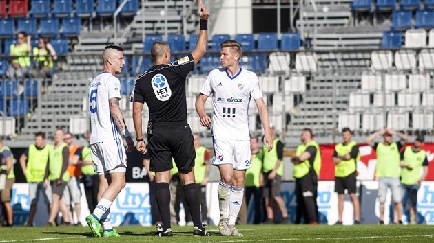 Sud Miroslav Zelinka ukazuje ervenou kartu ostravskmu stoperovi Vclavu Prochzkovi v utkn v Olomouci.