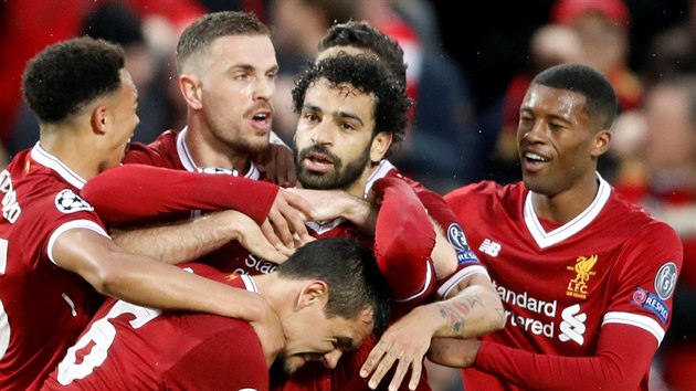 Fotbalisté Liverpoolu objímají střelce Mohameda Salaha (uprostřed), který v úvodním semifinále Ligy mistrů proti AS Řím vstřelil gól.