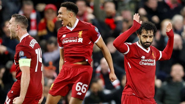 Liverpoolsk tonk Mohamed Salah (vpravo) prv vstelil gl v semifinle Ligy mistr, ale z respektu k AS m ho neslavil. To spoluhri Henderson a Alexander-Arnold euforii najevo dali.