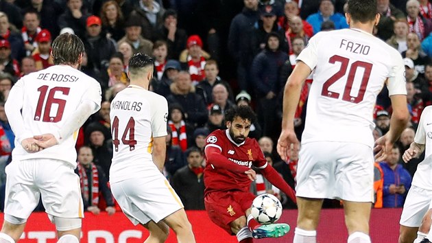Liverpoolský Mohamed Salah střílí svůj první gól v semifinále Ligy mistrů proti AS Řím.