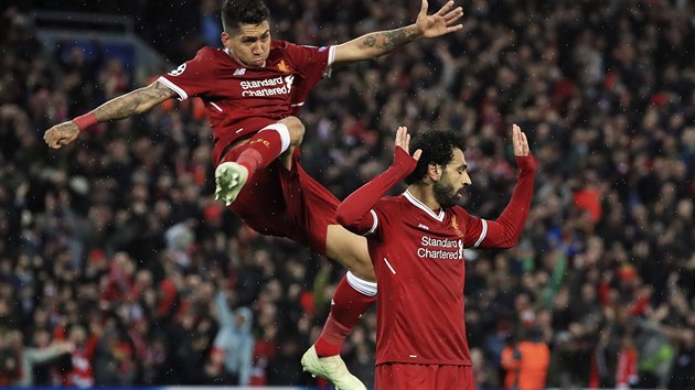 Mohamed Salah (vpravo) právě vstřelil gól v úvodním semifinále Ligy mistrů, na záda mu skáče rozjařený Roberto Firmino.