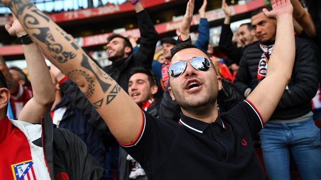 Fanoušci Atletika Madrid na úvodním semifinále Evropské ligy na Arsenalu.