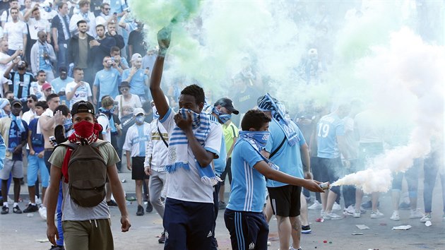 Fanoušci Marseille před úvodním semifinále Evropské ligy proti Salcburku.