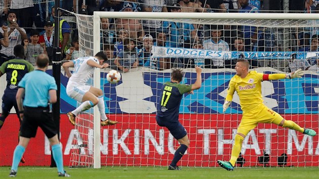 Florian Thauvin z Marseille střílí gól v úvodním semifinále Evropské ligy proti Salcburku.