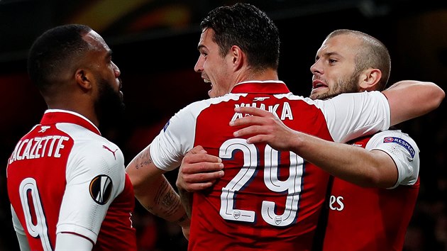 Alexandre Lacazette (vlevo), Granit Xhaka a Jack Wilshere z Arsenalu se radují z gólu v semifinále Evropské ligy proti Alétiku Madrid.