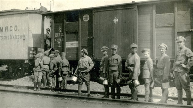 Legionáři se po železnici probíjeli do Vladivostoku, výuka ve škole pro zachráněné sirotky tak pokračovala ve vagonech. Říkalo se jí proto pojízdní škola. V roce 1920 se počet žáků vyšplhal 105. Na snímku část z nich čeká na oběd.